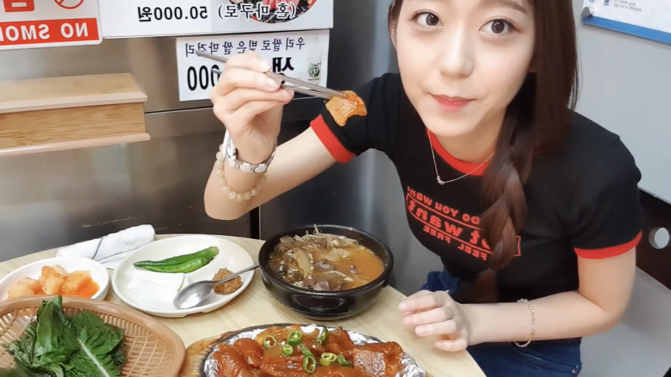 韓国料理を食べるYouTuber(かおる)